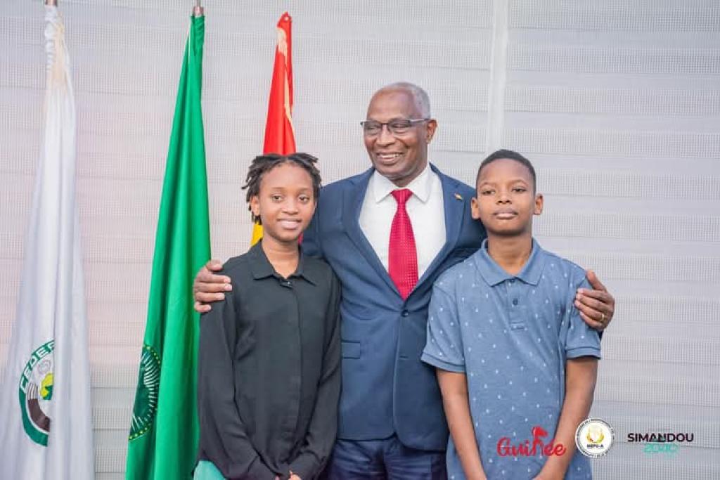 MEPU-/ Le premier Ministre chef du gouvernement reçoit les lauréats guinéens de la dictée PLG du CANADA