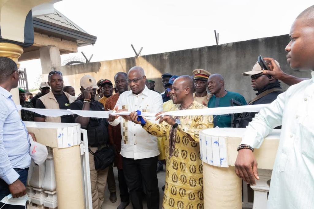 Immersion gouvernementale à l’intérieur du pays : le PM a inauguré une nouvelle radio rurale à Lola