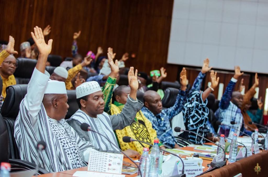 Une journée historique au CNT : les conseillers nationaux adoptent à l'unanimité le projet de nouvelle constitution