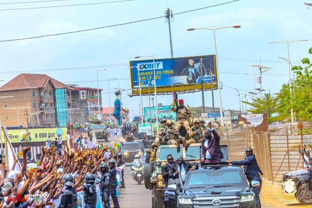 𝗖𝗼𝗻𝗮𝗸𝗿𝘆 : 𝗥𝗲𝘁𝗼𝘂𝗿 𝘁𝗿𝗶𝗼𝗺𝗽𝗵𝗮𝗹 𝗱𝘂 𝗣𝗿é𝘀𝗶𝗱𝗲𝗻𝘁 𝗱𝗲 𝗹𝗮 𝗥e𝗽𝘂𝗯𝗹𝗶𝗾𝘂𝗲 𝗦.𝗘 𝗹𝗲 𝗚e𝗻e𝗿𝗮𝗹 𝗠𝗮𝗺𝗮𝗱𝗶 𝗗𝗢𝗨𝗠𝗕𝗢𝗨𝗬𝗔 à 𝗖𝗼𝗻𝗮𝗸𝗿𝘆 𝗮𝗽𝗿è𝘀 𝘂𝗻𝗲 𝘁𝗼𝘂𝗿𝗻é𝗲 𝗮𝗳𝗿𝗶𝗰𝗮𝗶𝗻𝗲.