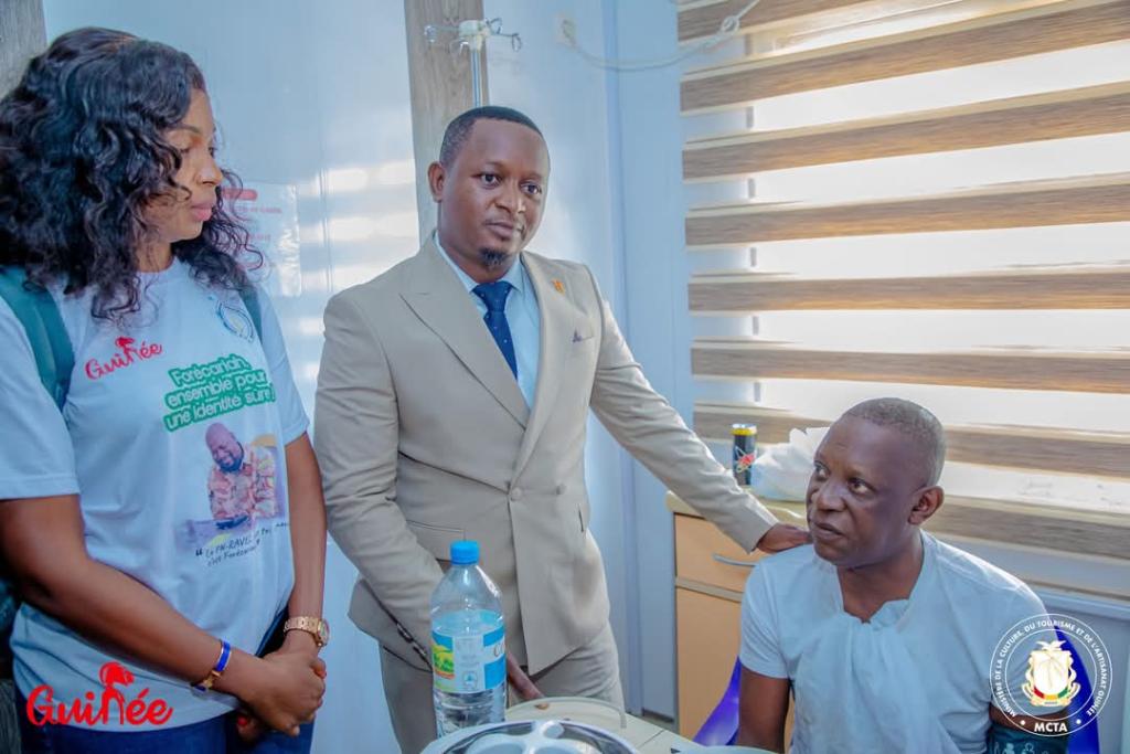 Solidarité Culturelle : Le Ministre Moussa Moïse Sylla au chevet de Lamah Sidibé et Mansa Trouba