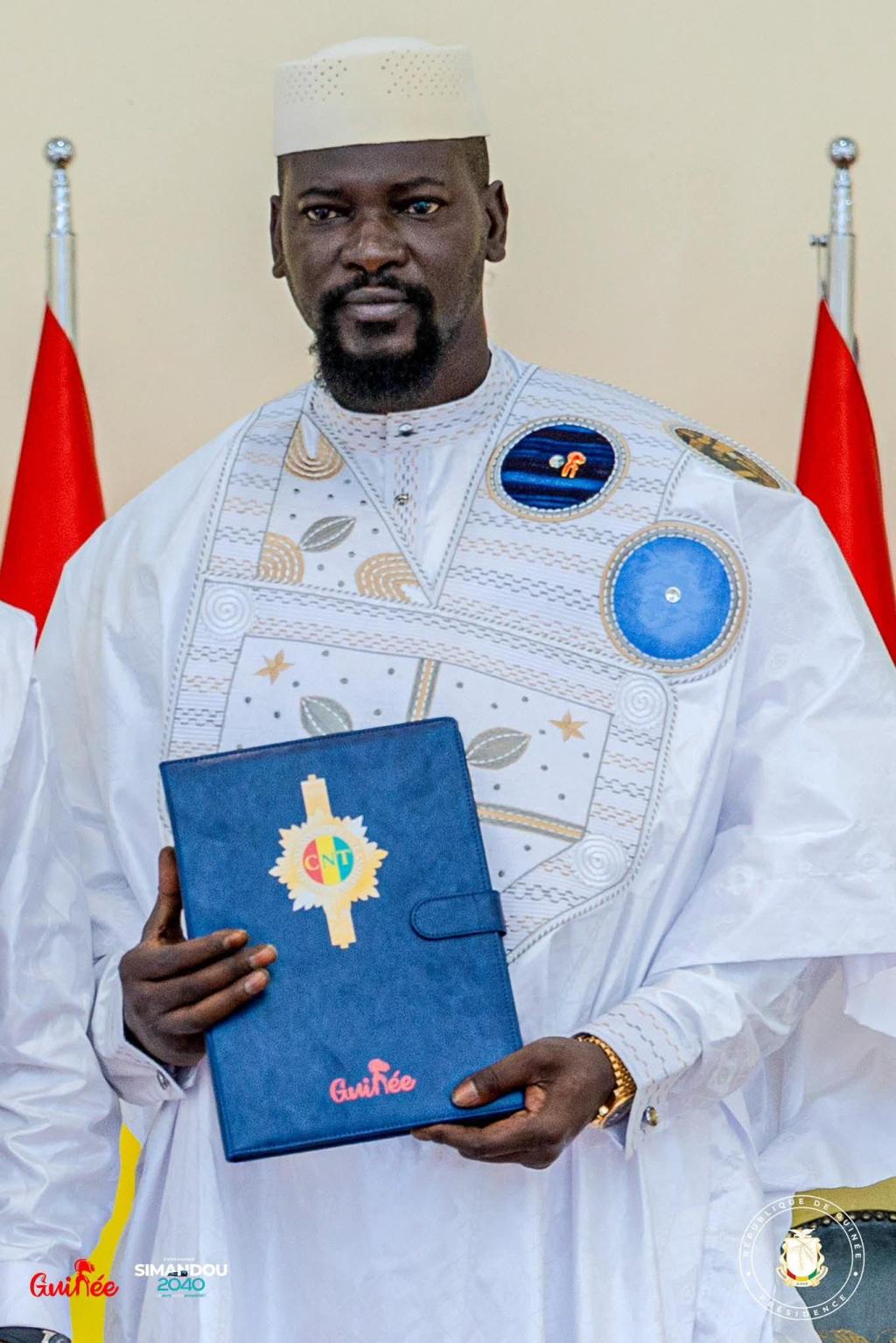 Palais Mohammed V : Le Chef de l'Etat reçoit le projet de nouvelle Constitution