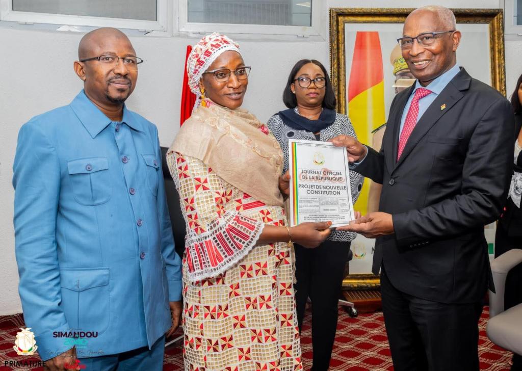 𝗩𝘂𝗹𝗴𝗮𝗿𝗶𝘀𝗮𝘁𝗶𝗼𝗻 𝗱𝘂 𝗽𝗿𝗼𝗷𝗲𝘁 𝗱𝗲 𝗻𝗼𝘂𝘃𝗲𝗹𝗹𝗲 𝗰𝗼𝗻𝘀𝘁𝗶𝘁𝘂𝘁𝗶𝗼𝗻 : « 𝗖’𝗲𝘀𝘁 𝘂𝗻𝗲 𝗮𝗰𝘁𝗶𝗼𝗻 𝗰𝗶𝘃𝗶𝗾𝘂𝗲, 𝘁𝗼𝘂𝘁 𝗹𝗲 𝗺𝗼𝗻𝗱𝗲 𝗲𝘀𝘁 𝗰𝗼𝗻𝗰𝗲𝗿𝗻é » : 𝗹𝗲 𝗣𝗿𝗲𝗺𝗶𝗲𝗿 𝗺𝗶𝗻𝗶𝘀𝘁𝗿𝗲 𝗔𝗺𝗮𝗱𝗼𝘂 𝗢𝘂𝗿