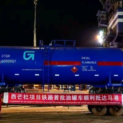 Le projet Simandou : une étape clé franchie avec l'arrivée des wagons citernes à Moribayah