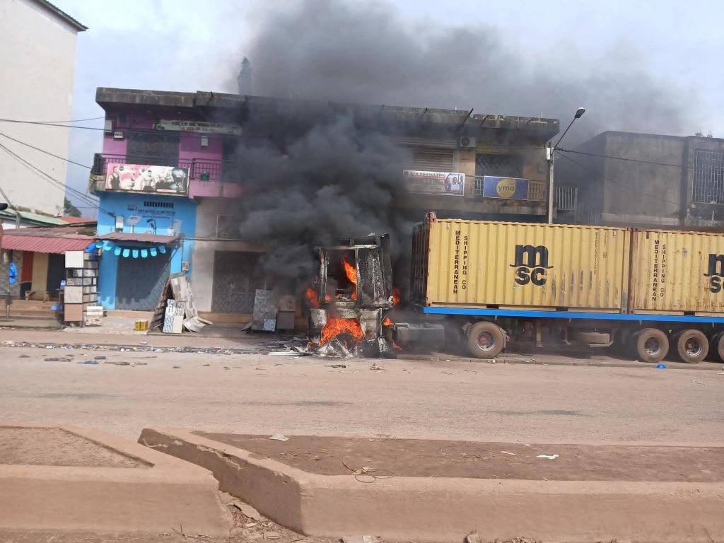 Sonfonia Gare : un camion chargé de carreaux prend feu