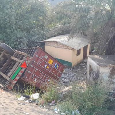Conakry/Kissosso : un camion à 10 roues perd le contrôle et finit dans un ravin