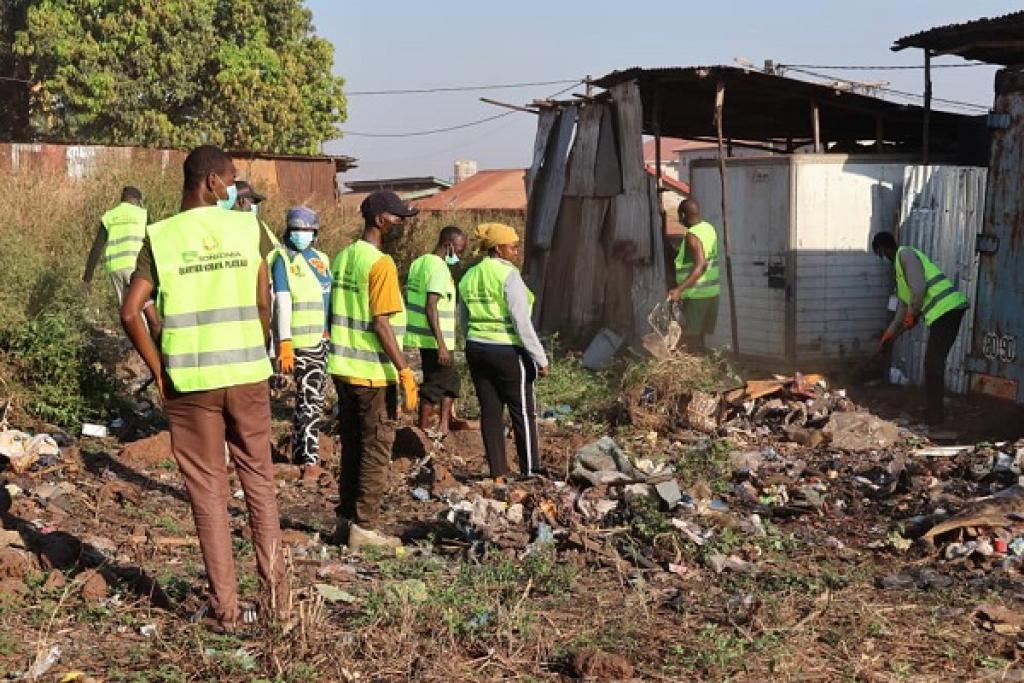 Conakry : La Jeunesse de Kobaya s’illustre par une initiative citoyenne d’assainissement