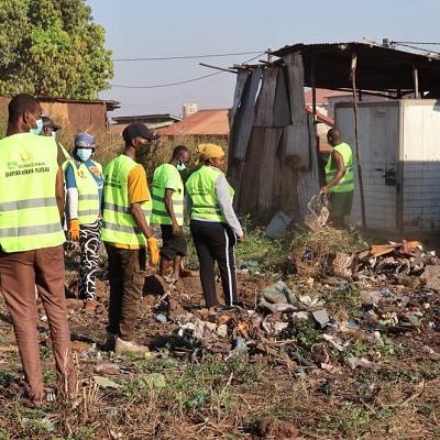 Conakry : La Jeunesse de Kobaya s’illustre par une initiative citoyenne d’assainissement