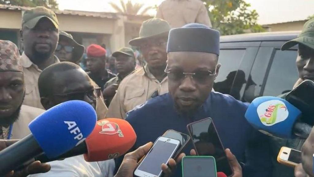 SENEGAL/Législatives anticipées : Ousmane Sonko vote et appelle à un scrutin pacifique