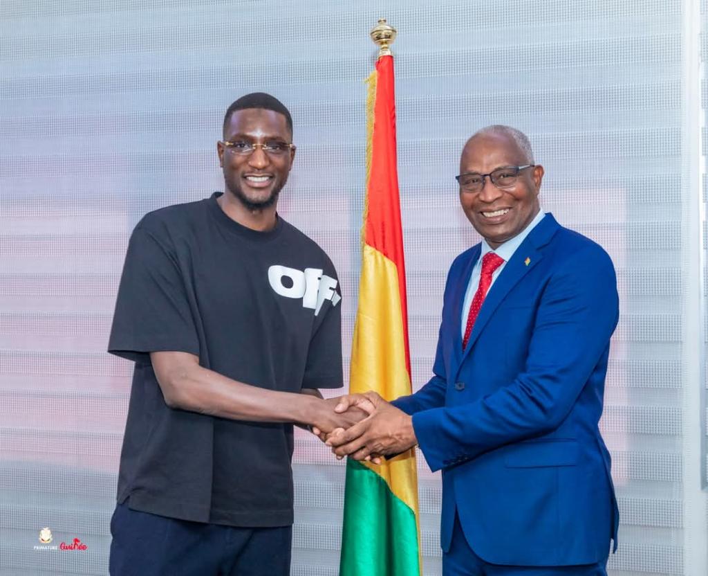 𝗦𝗘́𝗥𝗛𝗢𝗨 𝗚𝗨𝗜𝗥𝗔𝗦𝗦𝗬 : « 𝗗𝗢𝗡𝗡𝗘𝗥 𝗗𝗨 𝗣𝗟𝗔𝗜𝗦𝗜𝗥 𝗔𝗨𝗫 𝗝𝗘𝗨𝗡𝗘𝗦 𝗚𝗨𝗜𝗡𝗘́𝗘𝗡𝗦 𝗘𝗦𝗧 𝗟𝗘 𝗣𝗟𝗨𝗦 𝗚𝗥𝗔𝗡𝗗 𝗖𝗔𝗗𝗘𝗔𝗨 𝗤𝗨𝗘 𝗝𝗘 𝗣𝗨𝗜𝗦𝗦𝗘 𝗢𝗙𝗙𝗥𝗜𝗥 »