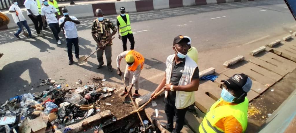 Journée d'assainissement à Dixinn : les autorités communales retroussent leurs manches pour débarrasser les quartiers des immondices