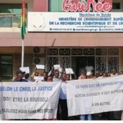 Les enseignants chercheurs non reclassés manifestent pour leurs droits