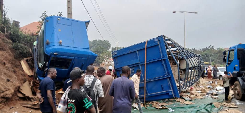 Un camion se renverse à Kissosso : aucun mort, mais d'importants dégâts matériels