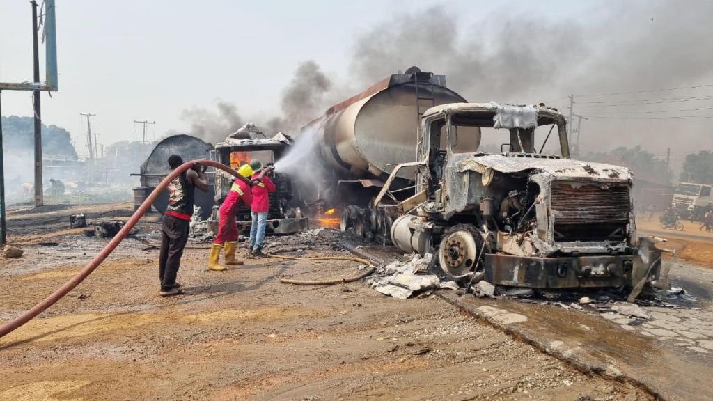 Tragédie au Nigeria : 70 morts après l'explosion d'un camion-citerne renversé