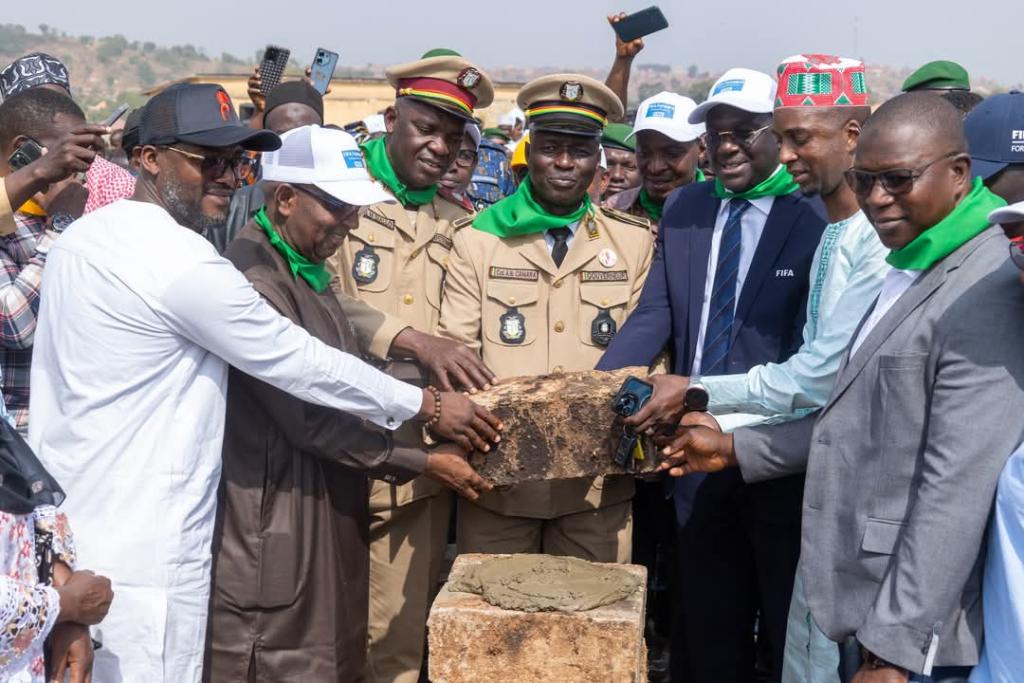 Projet FIFA Forward  : pose de la première pierre de la construction d'un terrain à gazon synthétique à Mamou !