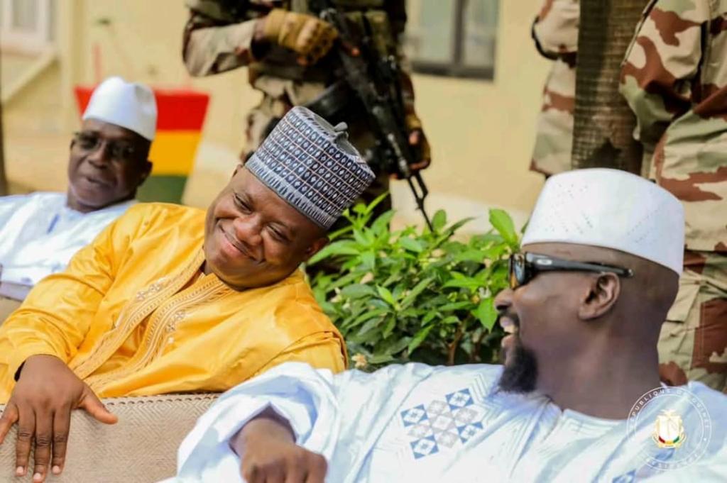 Alphonse Charles Wright riposte : « Ceux qui me critiquent ont plus de cadavres dans leurs tiroirs »